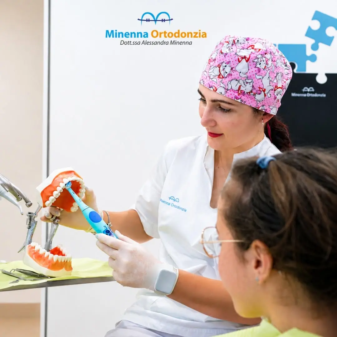 Studio Minenna Ortodonzia durante un momento di educazione all’igiene orale